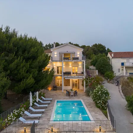 Spacious New With Pool Above The Pristine - First Season Pricing!!! Vila