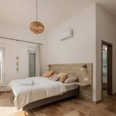 Spacious New With Pool Above The Pristine - First Season Pricing!!! Vila