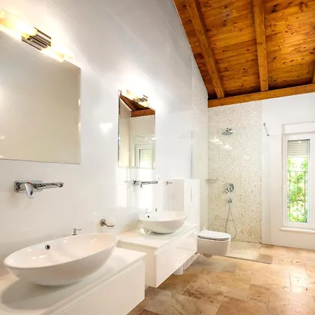 Spacious New With Pool Above The Pristine - First Season Pricing!!! Vila *