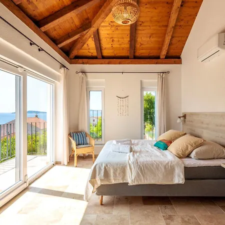 Spacious New With Pool Above The Pristine - First Season Pricing!!! Vila *